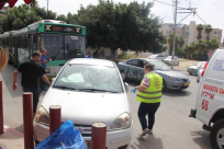  بالصور: إصابة شخصين بحادث طرق بين حافلة ومركبة وسط مدينة اللد